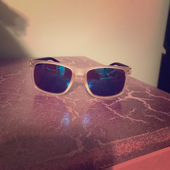 Women’s Steve Madden Sunglasses - Picture 1 of 3